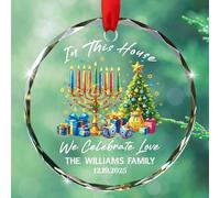 Décoration de Noël 2025 en verre « In This House We Celebrate Love » - Date et nom personnalisés - Cadeau pour la famille, 1er Hanoukka dans une nouvelle maison - Ornements en verre - Cadeau pour Mr