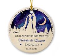 Décoration de Noël 2025 « Our Adventure Awaits » - Noms et date personnalisés - Souvenir d'arbre de Noël - Annonce de fiançailles personnalisée en céramique - Cadeau pour lui, elle, fiancée
