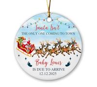 Décoration de Noël Baby Coming Soon 2025, Santa Isn't The Only One Coming to Town Baby is Due to Arrive - Décoration de Noël personnalisée avec nom et date - Cadeaux pour les nouveaux parents