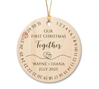Décoration de Noël en bois « Our First Christmas Together » - Cadeau d'anniversaire de couple - Décoration de Noël 2025 personnalisable avec nom et date, décorations de sapin de Noël 1ère année