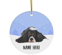 Décoration De Noël en Céramique Cavalier King Charles Spaniel Tricolore Couché Souvenirs De Noë Merry Christmas Festive Et Cadeau pour Parents Pendaison De Crémaillère 7.3Cm