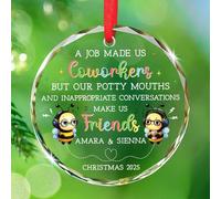 Décoration de Noël en verre avec noms personnalisés « A Job Made Us » - Décoration de Noël 2025 - Décoration de Noël - Conversations personnalisées - Ornement en verre - Souvenirs d'amis et de