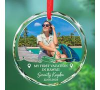 Décoration de Noël en verre « My First Vacation » - Décoration de Noël personnalisée - Cadeau souvenir de Noël pour les amateurs de voyages, lieux personnalisés/nom/date « My Adventure Awaits »