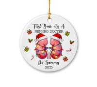 Décoration de Noël personnalisée en céramique « First Year As A Nephro Doctor » - Cadeau souvenir de Noël pour les nouveaux néphrologues - Nom/année personnalisé - Décoration de sapin de Noël en