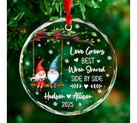 Décoration de Noël pour jeunes mariés, noms/année personnalisés, ornements en verre pour nouveau couple, cadeaux souvenirs de gnomes Mr & Mrs, l'amour grandit mieux lorsqu'il est partagé côte à côte