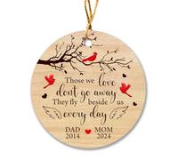 Décoration de Noël « Those We Love Don't Go Away in Heaven » - Décorations de Noël cardinales personnalisées avec noms et années - Souvenir de la perte de papa et de maman 2025