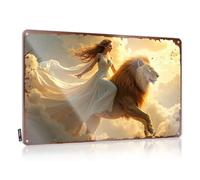 Décoration de patio amusante Golden Dreams : une femme en blanc chevauchant un lion à travers les nuages - Panneau en étain - Décoration humoristique pour homme (20 x 30 cm)