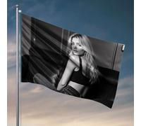 Décoration de porte de chambre avec inscription « A Woman In A Black Crop Top Sitting On A Couch » Drapeau pour chambre à coucher (152 x 244 cm)