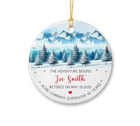 Décoration de sapin de Noël 2025 « The Adventure Begins » - Cadeau pour les collègues à la retraite - Décoration en céramique personnalisée pour premier Noël à la retraite 2025, nom personnalisé année