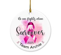 Décoration de survivant « No One Fights Alone » - Nom personnalisé - Guerrier du cancer du sein - Cadeau d'encouragement - Ruban rose personnalisé - Souvenir de Noël 2025