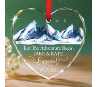 Décoration en verre « Let The Adventure Begin Engaged 2025 » - Décoration de Noël personnalisée - Cadeaux de fiançailles - Noms personnalisés - Ornements de Noël Mr & Mrs