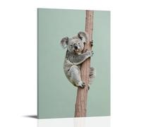 Décoration murale moderne à suspendre avec un koala en forme de tronc d'eucalyptus invisible contre le ciel vert sauge 50 x 75 cm