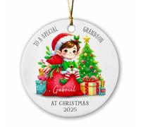 Décoration personnalisée en céramique avec inscription « A Special Grandson at Christmas 2025 » - Elfe avec arbre et petit-enfant - Cadeau souvenir de Noël pour petits-fils, bébés garçons