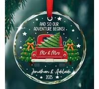 Décoration personnalisée « So Our Adventure Begins » 2025 - Cadeaux pour les couples de jeunes mariés, 1er Noël - Décoration de camion rouge Mr & Mrs Just Married 2025, noms personnalisés, fiançailles