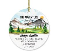 Décoration personnalisée The Adventure Begins Cadeau pour les collègues à la retraite, décoration de premier Noël, année et texte personnalisés - Décoration de Noël 2025, décorations de départ à la