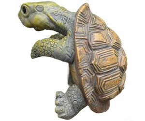 Décoration tortue en résine conçue pour s'intégrer parfaitement au paillis et aux couvre-sols en copeaux de bois