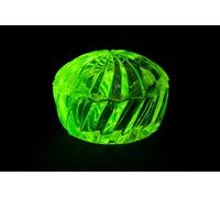 Décoration unique en verre uranium faite à la main - Bocal avec capuchon - Décoration de flammes - Dimensions : Ø 95 x 60 mm - Verre tchèque bohème - 1 pièce