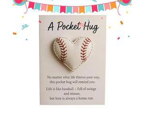 Décorations de fête sur le thème sportif de baseball en forme de cœur | Pièce de collection Softball pour femmes, filles, enfants, adultes, collègues, enseignants, étudiants