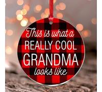 Décorations de Noël 2025 avec inscription « This Is What A Really Cool Grandma Looks Like » - Décoration de Noël en acrylique - Souvenir - Décoration d'arbre de Noël - Étiquette de nom transparente