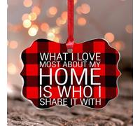 Décorations de Noël 2025 « What I Love Most About Home Is Who I Share It » en acrylique pour sapin de Noël, souvenir, cadeau de collection, décoration d'arbre de Noël, étiquette nominative