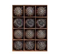 Décorations de Noël à motifs avec trois de chaque, Kajin | Lignes balayantes et motifs géométriques de labyrinthe, répartition de motifs coordonnés, accents d'emballage décoratifs