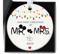 Décorations de Noël cadeaux de mariage en céramique « Our First Christmas as Mr and Mrs 2025 » - Ornement mignon pour couple de vacances, cadeau de premier marié, boule de Noël festive avec oreilles