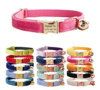 Defgeph Collier pour Chat personnalisé avec nom gravé et Clochette, Collier en Velours personnalisé pour Chiot et Chaton (L (20,3 à 33 cm), Rose Rouge)