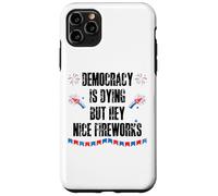 Democracy is Dying But Hey Nice Fireworks US 4th of July USA Coque pour iPhone 11 Pro Max