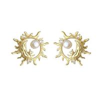 Des boucles d'oreilles en perles dorées avec soleil et lune sont décorées de diamants clignotants