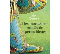 Des mocassins brodés de perles bleues