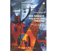 Des oiseaux dans le ciel d'un théâtre