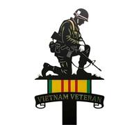 Des vétérans vietnamiens agenouillés et des plaques commémoratives emblématiques du jardin