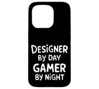 Designer by Day Gamer by Night Coque pour iPhone 15 Pro
