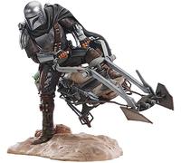 Diamond Select Toys – Statuette Premier Collection – Din Djarin sur Speeder Bike – 1/7, 23 cm