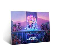 Displate Affiche Métal Kpop Demon Hunters - Netflix - Neon City Battle horizontal Logo - Huntrix Kpop - Cadeau de Collection - Décoration Murale Premium Cadeau Affiche de Film - 32 x 45 cm