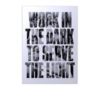 Displate Officiel Assassin's Creed Métallique Fixation Magnétique Licence Officielle Image Affiche de Haute Qualité AC Legacy Posters - Work in the Dark hauteur 45 cm largeur 32 cm.