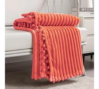 DISSA - Couverture Polaire en Flanelle Douce, Moelleuse, Chaude, Confortable avec Franges et Pompons, Parfaite pour canapé, lit, Sofa, 129,5 x 160 cm, Corail