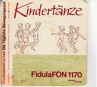 div. Interpreten - Kindertänze / FidulaFON # 1170 / Klapp-Bildhülle mit ORIGINAL 6seitiger Text- und Notenbeilage / Deutsche Pressung / 7" Vinyl Single Schallplatte / Wir schliessen das Tor / Ei, Müller, deine Mühl´ / Wir sind die sieben Zwerge / Schneewittchens Hochzeitlied / Ich und du und noch ein Bu / Eine Schallplatte zur Fibel Die Tägliche BEWEGUNGSZEIT / Herausgeber: Kultusminister der Länder der Bundesrepublik Deutschland - Deutscher Sportbund /