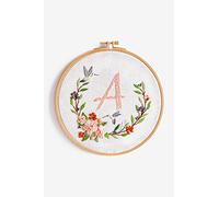 DMC - Kit Broderie Traditionnelle - Couronne de fleurs | Contient la toile imprimée, l'aiguille, le tambour, le fil nécessaire | Niveau intermédiaire