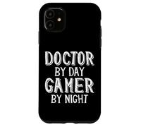 Doctor by Day Gamer by Night Clinique de santé familiale Médecins Coque pour iPhone 11