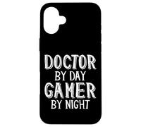 Doctor by Day Gamer by Night Clinique de santé familiale Médecins Coque pour iPhone 16 Plus