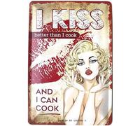 DODINO Plaque en tôle rétro KISS BETTER THAN I COOK, 20x30cm, pin up, avec une inscription amusante comme idée de cadeau pour un anniversaire