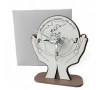 Doni Bomboniere Mariage 1 pièce Horloge Ronde avec Représentation de l'Anniversaire Planisphère entre Les Mains Entouré par la Phrase La Vie Est Comme Un Voyage... Vivre Le Cœur Idées Cadeaux