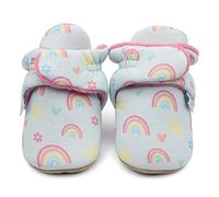 Dotty Fish Chaussures. Chaussons pour bébés avec semelles en daim. Doublure chaude en polaire. Bottines pour les premiers pas de bébé. Bleu avec avec arcs-en-ciel et cœurs. 6-12 Mois