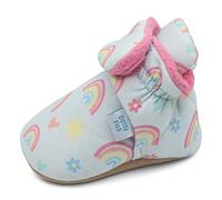 Dotty Fish Chaussures. Chaussons pour bébés avec semelles en daim. Doublure chaude en polaire. Bottines pour les premiers pas de bébé. Bleu avec arcs-en-ciel et cœurs. 0-6 Mois