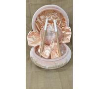 Dounia MAriage Coffret henné Luxe en Velours Rond Rose Le Coffret est composé : Un Coffret Un Coussin 1 Paire de Gants, 1 Paire de Chaussons, 1 Sachet henné, 2 Bougies