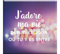 DRAEGER PARIS 1886 - Magnet Aimanté Décoratif 6,5x6,5cm - J'adore Ma Vie Depuis Le Jour Où Tu ES Entré - Accessoire Métallique pour Réfrigérateur - Idée Originale pour Anniversaire ou Saint-Valentin