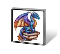 Dragon majestueux sur pile de livres vintage unisexe broches et épingles carrées légères pour vêtements, châle, chapeau