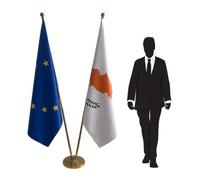 Drapeau Chypre et Union Européenne avec mâts et pied - ensemble protocolaire pour ambassades, consulats, ministères, administrations, universités, collectivités locales et conférences. Code CN8-EU-CY