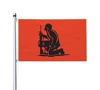 Drapeau de bienvenue pour fête à domicile ou terrasse, représentant un soldat agenouillé regardant vers le ciel et tenant un fusil (90 x 150 cm). Double face, résistant et idéal pour une utilisatio